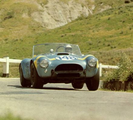 Masten Gregory i Innes Ireland - Shelby Cobra roadster.